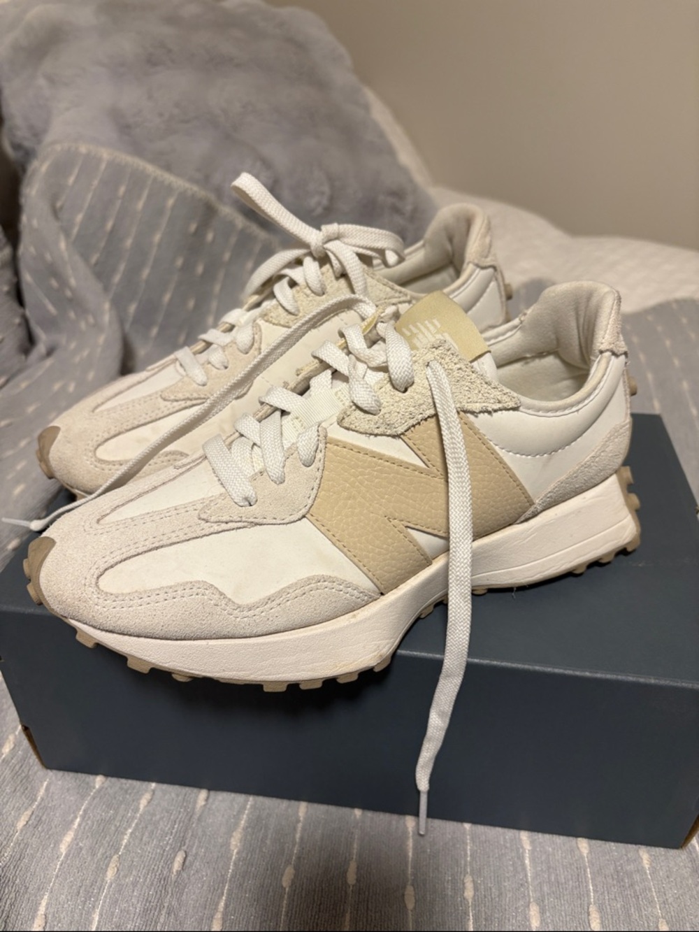 New Balance 327 sneakers